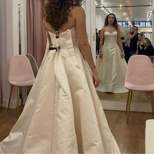 Unworn Anne Barge Pei Wedding Dress. Size 10.